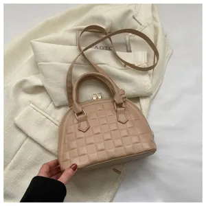 Elegante bolso de mano acolchado beige con finos detalles dorados y correa larga