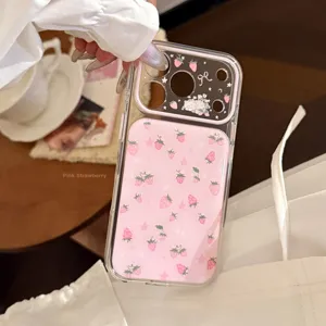 Detailaufnahme der niedlichen rosa Erdbeer- und weißen Katzenmuster-Handyhülle für iPhone