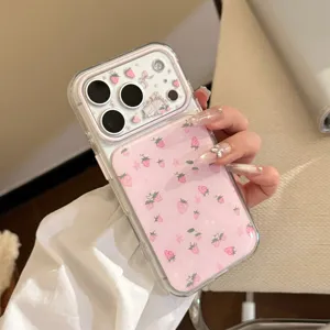 Detailansicht der rosa Erdbeere iPhone Hülle mit süßen Katzen- und Blumenmustern