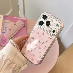 Schützende durchsichtige iPhone-Hülle mit süßem rosa Erdbeermuster und Katzendesign