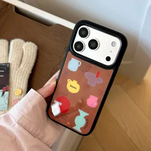 Vue détaillée de la coque iPhone avec vases géométriques et texte français