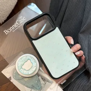 Détail de la coque iPhone vert menthe avec motif d'étoiles et support ours aimanté