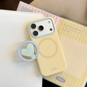 Détail d'une coque iPhone crème avec support en forme de cœur et anneau MagSafe
