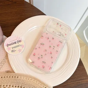 Detailansicht einer süßen rosa Handyhülle mit Erdbeer- und Katzenmuster auf einem Teller