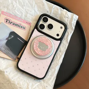 Détail macro d'un support de téléphone en nacre rose avec un joli miroir en forme d'ours