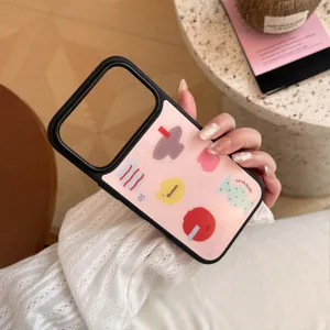 Gros plan d'une coque iPhone rose avec des motifs géométriques artistiques et du texte en français