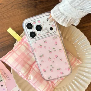Detailaufnahme der rosa Erdbeer-iPhone-Hülle mit 3D-Katze und floralen Akzenten am Kamerarahmen
