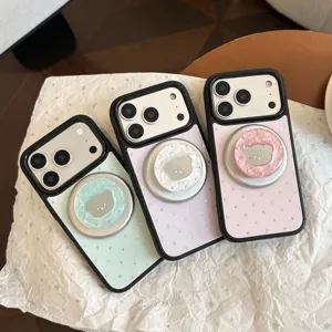 Vue détaillée de coques iPhone avec supports d'ours magnétiques aux couleurs pastel et étoiles