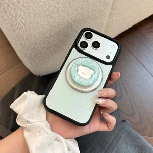 Vue détaillée de la coque iPhone vert clair avec support magnétique miroir ourson mignon.
