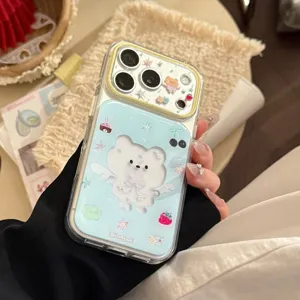 Detailansicht einer niedlichen hellblauen iPhone-Hülle mit Bären- und Obstmustern