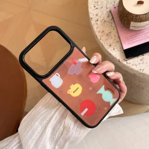 Coque iPhone esthétique avec illustrations de vases géométriques tenue en main
