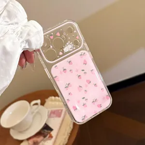 Detailansicht des süßen Erdbeer- und weißen Katzenmusters auf der rosa iPhone-Hülle