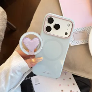 Gros plan d'une coque magnétique bleu clair avec un support d'anneau en cœur violet