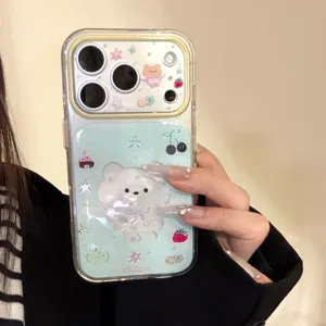 Nahaufnahme einer niedlichen blauen Bären-iPhone-Hülle mit Glitzer und Erdbeermustern