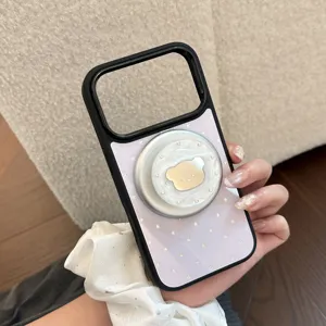 Gros plan de l'élégante coque de téléphone ours en nacre avec une poignée magnétique.