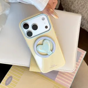 Détail de la coque iPhone jaune crème avec support d'anneau magnétique en cœur