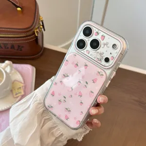 Nahaufnahme einer niedlichen rosa iPhone-Hülle mit Erdbeer- und Katzenmuster in der Hand