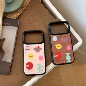 Vue détaillée de coques iPhone artistiques aux motifs de vases géométriques colorés.