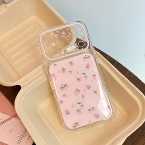 Nahaufnahme von niedlichem Erdbeer- und Katzenmuster auf transparenter iPhone-Hülle