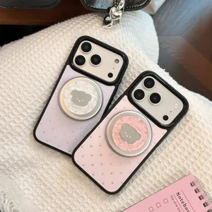 Gros plan du support magnétique ours en nacre sur coques iPhone rose et violette