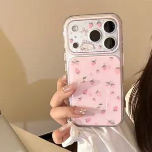 Detaillierte Nahaufnahme einer rosa iPhone-Hülle mit Erdbeermuster und Katzenaufkleber