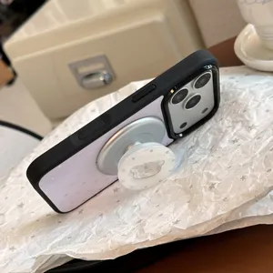 Détail latéral d'une coque iPhone lilas avec un support d'anneau ours nacré chic