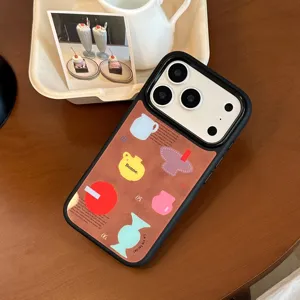 Détail d'une coque iPhone aux motifs de vases géométriques artistiques sur cuir marron