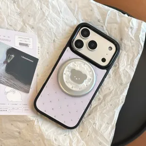 Vue détaillée d'une coque iPhone lilas avec étoiles d'argent et support ours perlé