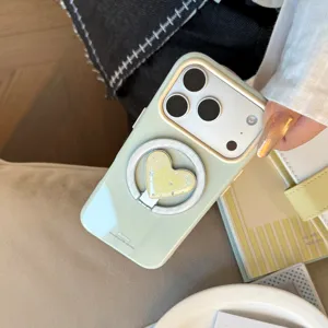 Détail de la coque iPhone vert menthe avec support de bague magnétique en forme de cœur
