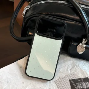 Gros plan de la coque iPhone vert menthe avec motif d'étoiles holographiques et MagSafe