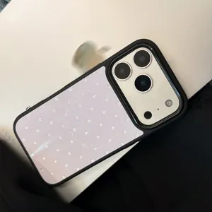 Détail macro de la coque iPhone lavande avec étoiles argentées et anneau MagSafe.