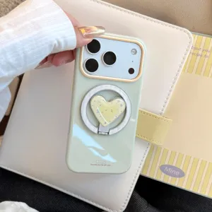 Gros plan sur une coque iPhone vert menthe avec béquille cœur magnétique et paillettes chic