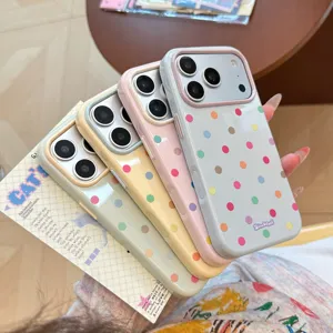 Vista dettagliata di cover morbide a pois colorati per iPhone in colori macaron