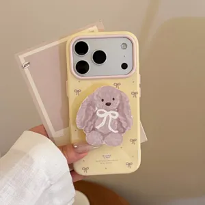 Dettaglio custodia iPhone con supporto per cani 3D e motivi a fiocco viola
