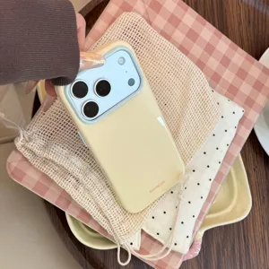 Vue détaillée de la coque de protection souple et antichoc jaune crème pour iPhone