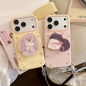 Custodie iPhone estetiche gialle e rosa con impugnature a forma di cucciolo e gattino.