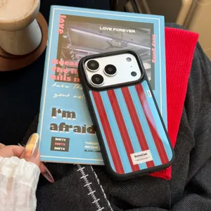 Gros plan sur la coque iPhone vintage à rayures rouges et bleues de style américain