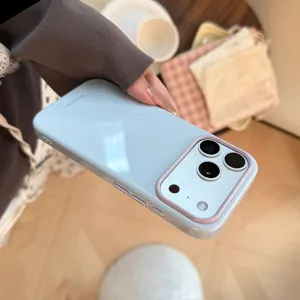 Détail d'une coque de protection bleu clair pour iPhone avec cadre violet