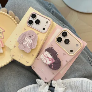 Dettaglio di simpatici supporti 3D a forma di animale su cover per iPhone color pastello.