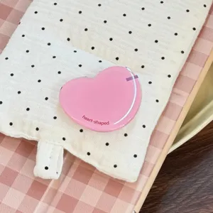 Macro-weergave van een glanzende roze hartvormige uitbreidbare telefoonhouder