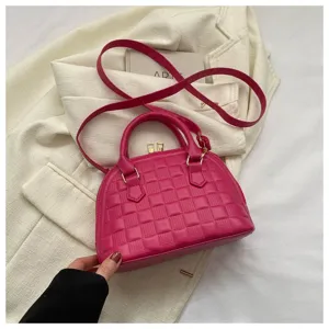 Bolso de mano fucsia acolchado tipo concha con elegantes detalles dorados y asa