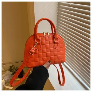 Elegante bolso de mano naranja vibrante con diseño de concha acolchado para mujer