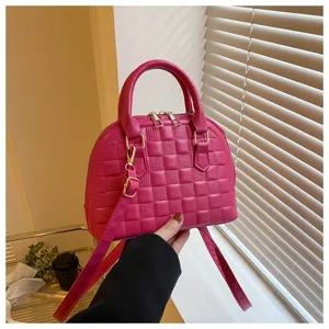 Elegante bolso de mano rosa texturizado con correa ajustable y cómodas asas superiores