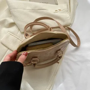 Vista superior del interior de un bolso beige con espacio para el móvil y la cartera