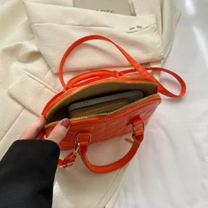 Vista detallada del interior del bolso naranja acolchado con capacidad para smartphone
