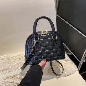 Elegante bolso de mano tipo concha negro a cuadros con cremalleras doradas y correa de hombro