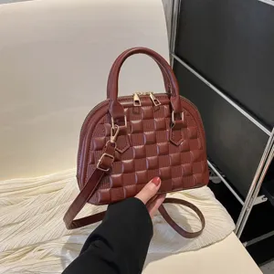 Elegante bolso de mano marrón a cuadros con asa superior y correa de hombro ajustable