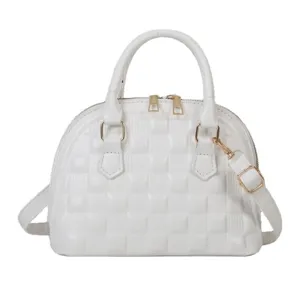 Elegante bolso de mano blanco tipo concha con diseño de cuadros y detalles dorados