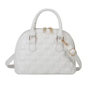 Sac à main coquille matelassé blanc élégant avec détails dorés et bandoulière amovible