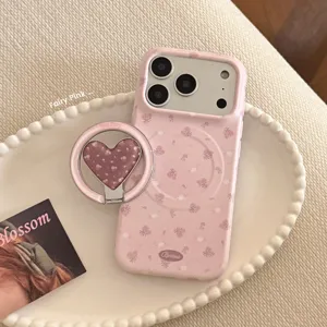 Λεπτομέρεια ροζ θήκης iPhone με λουλούδια και ασορτί βάση δαχτυλιδιού σε σχήμα καρδιάς